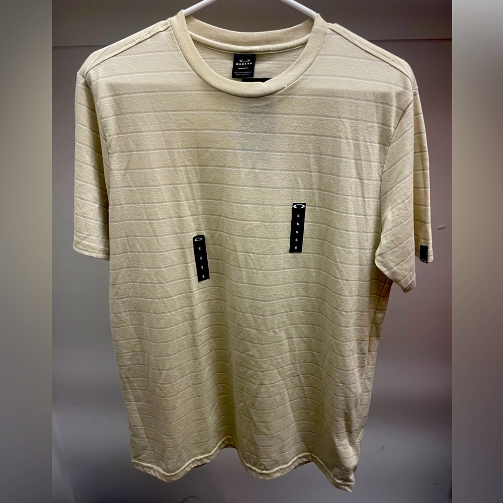 NWT Men’s Oakley Striped Essential Tee. Size Small